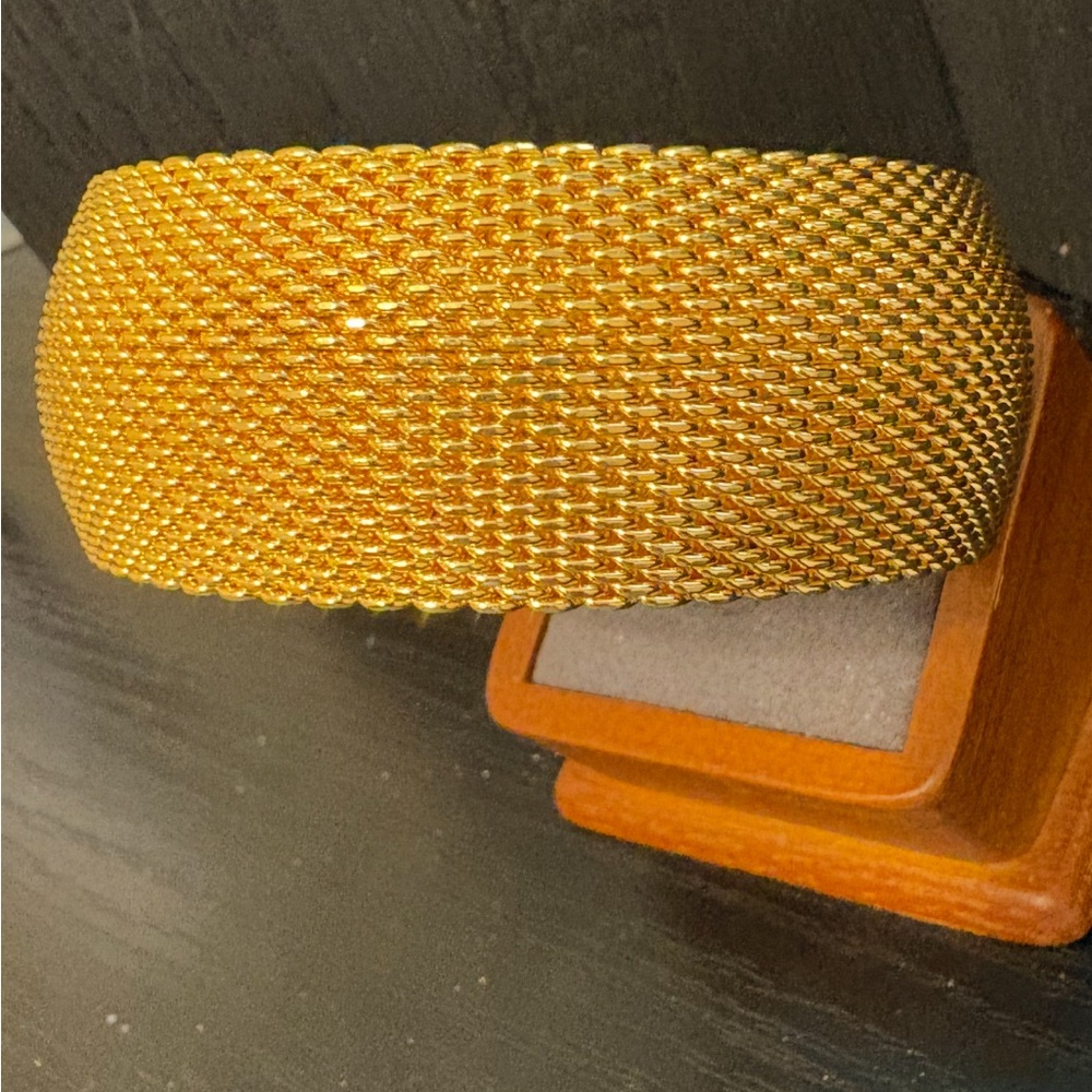 OHJ bracelet vintage gold tone mesh sz 7.5 flexible nice weight! 1” wide bangle - Picture 3 of 13